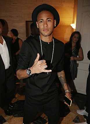 「あのネイマールが歌手デビューへ」