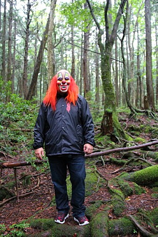 「スリップノットのクラウン、緊急プロモ来日！「青木ヶ原樹海は俺の居場所」」