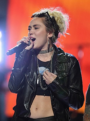 「マイリー・サイラス、米人気番組『エレンの部屋』で司会の代役務める」