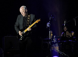 「俳優ベネディクト・カンバーバッチがD・ギルモア公演でピンク・フロイドを歌う」