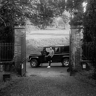 「カニエが強力バックアップするフランシス・アンド・ザ・ライツ、突如無料配信した一切の妥協がないデビュー作(Album Review)」