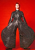 デヴィッド・ボウイ「Striped bodysuit for the Aladdin Sane tour, 1973. Design by Kansai Yamamoto.
Photograph by Masayoshi Sukita（ｃ）Sukita / The David Bowie Archive
」8枚目/9