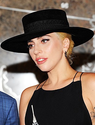 「レディー・ガガ、ボウイやボランに影響されたグラム風の新曲を少しだけ披露」