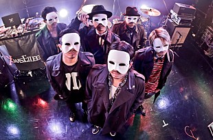 「白い仮面＋トレンチコートの謎の集団・Xmas Eileen 全国ツアー幕開けに大阪～千葉へ瞬間移動!?」