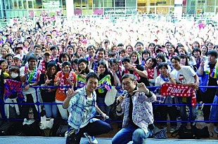 「ファンキー加藤が大阪で新曲「走れ走れ」を熱唱！」