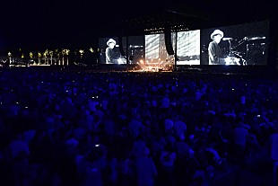 「ボブ・ディラン、いつもと変わらない孤高のパフォーマンス / 【デザート・トリップ】2週目初日ライブ・レポート」