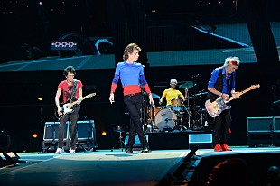 「半世紀以上第一線で活躍するエンタテイナー、ストーンズが華々しい初日のクロージングを飾る / 【デザート・トリップ】2週目初日ライブ・レポート」