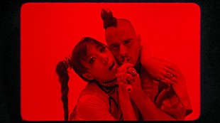 「DNCE×仲里依紗の濃厚なキスシーンも……新曲「ボディー・ムーヴズ」MV公開」