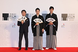 「映画『聖の青春』松山ケンイチ＆東出昌大が袴姿でレッドカーペットに登場！ 安倍首相もお祝いに駆けつけ名演技を絶賛」