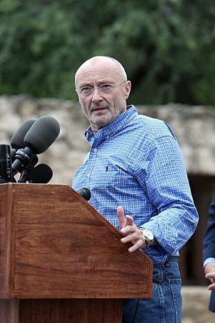 「フィル・コリンズ、手足に不調残るも米TV番組でヒット曲熱唱」