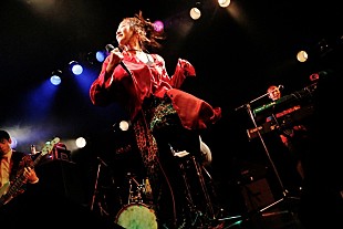 「アカシック、東京カランコロンを迎えた“満員御礼”2マンライブ開催＆来春初ワンマンツアーを発表」