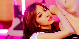 「板野友美 ちょっぴりセクシーな“おねだりダンス”で本人着用の「OMGトレーナー」販売」