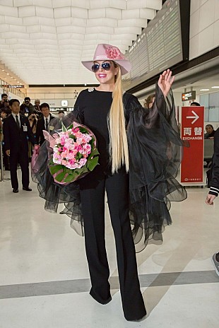 「レディー・ガガ日本に到着！ 「アイシテマス、ジャパン。」」