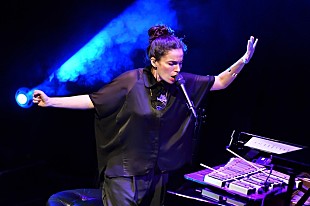 「温もりとエキセントリックな空気が交互に訪れたヤエル・ナイムのステージ。コスモポリタンな感覚に溢れた彼女の世界観を堪能する晩秋の宵」