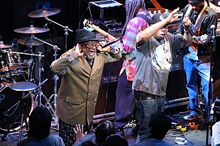 「クラブ空間を興奮の坩堝に陥れたジョージ・クリントン軍団。ステージの上から興奮を焚き付ける怒涛の85分を渾身のレポート」