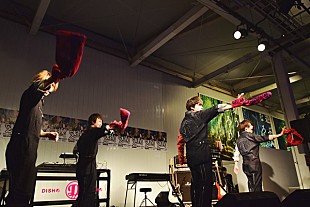 「DISH//、リリイベでファンからの“顔面パイ投げ”はスタッフの復讐!?」