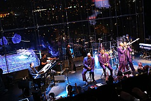 「イルミネーション煌めく街に響く麗しいファルセット・ヴォイス。2016年のクリスマスをプレミアムに彩ってくれるザ・スタイリスティックスのロマンティックなステージ」