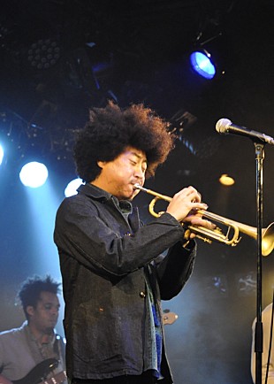 「「来年もガンガン、ボリボリやっていきます」黒田卓也、最新作を携えたジャパンツアーが閉幕」