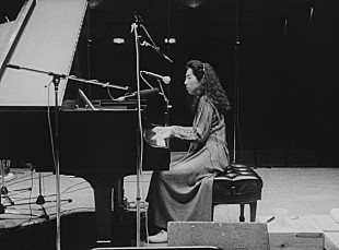 「矢野顕子 レストア版で復活した「SUPER FOLK SONG」鬼気迫るMV公開」