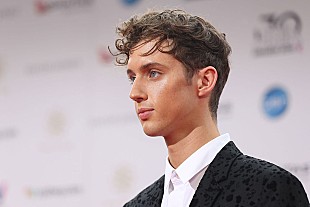 「トロイ・シヴァン、LGBTQの軌跡に焦点を当てた感動的なMVを公開」