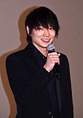 綾野剛「綾野剛、３５歳誕生日に主演作イベント　ｍｉｗａ＆坂口健太郎のサプライズにへたり込み」1枚目/1