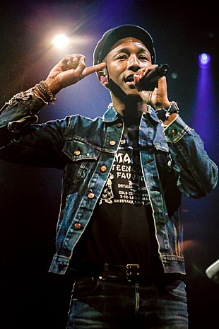 「ファレル、三つ子の父になる」