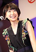 「“新人賞”星野源、新垣結衣と「逃げ恥」ツ－ショット！　ドラマ制作チ－ムも特別賞受賞」1枚目/1