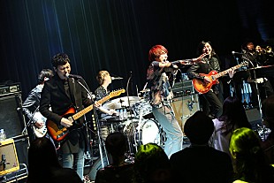 「THE BAWDIESが“夢の舞台”で豪華アンサンブル、カヴァーも多数披露」