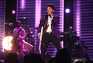 「グラミー賞でも”ビューティー・ボーイ・ムーブメント”？　男性メイクの伝道者エンジェル・メリノに話を聞く」