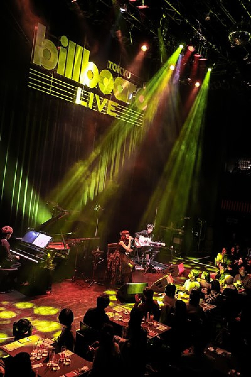 Aimer「新旧＆カバー曲で圧巻のステージを披露！ Aimer【Acoustic Live Tour】の初日をレポート」1枚目/3
