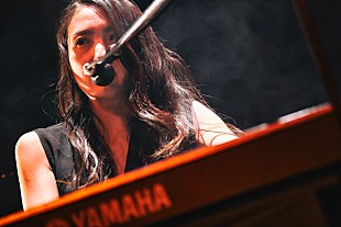 「日食なつこが最新作と【マニアたちの親睦会ツアー】で見せたとめどない表現欲、千秋楽はDVD化」