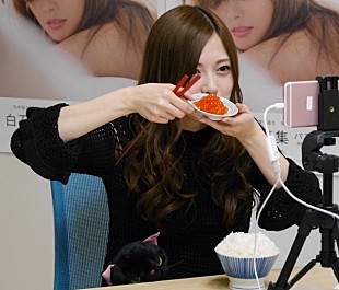 「乃木坂46・白石麻衣、2nd写真集ヒット記念番組で大好きなイクラに大喜び」