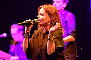 「リュクスでキュート、そしてヴィヴィッドなステージを堪能させてくれるベリンダ・カーライル。女性として理想的に成熟したショウを満喫する早春の宴。」