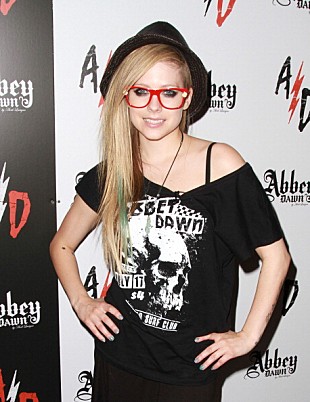 「アヴリルが「自分のルーツに戻る」新作を年内リリースへ、1stシングルは闘病中に書いた「最も正直で感動的な曲」」