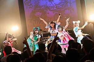 「バンドじゃないもん！ 渋谷ゲリラライブで全13曲パフォーマンス」