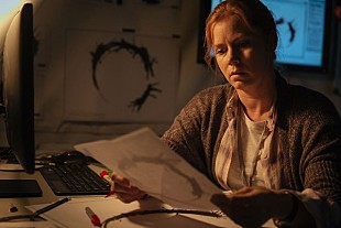 「突如出現した巨大飛行体の正体とは？ 映画『メッセージ』日本版予告編が公開」