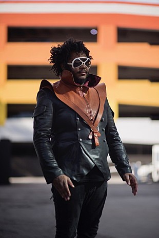 「サンダーキャット、英BBC音楽番組でのパフォーマンス映像が到着　ジャパン・ツアーのTシャツデザインも公開」