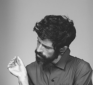 「デヴェンドラ・バンハート、来日時にBEAMS RECORDSにてインストア・ライブを開催」