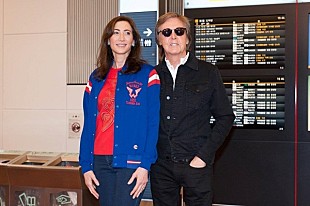 「ポール・マッカートニー来日、空港にファン700人がお出迎え」
