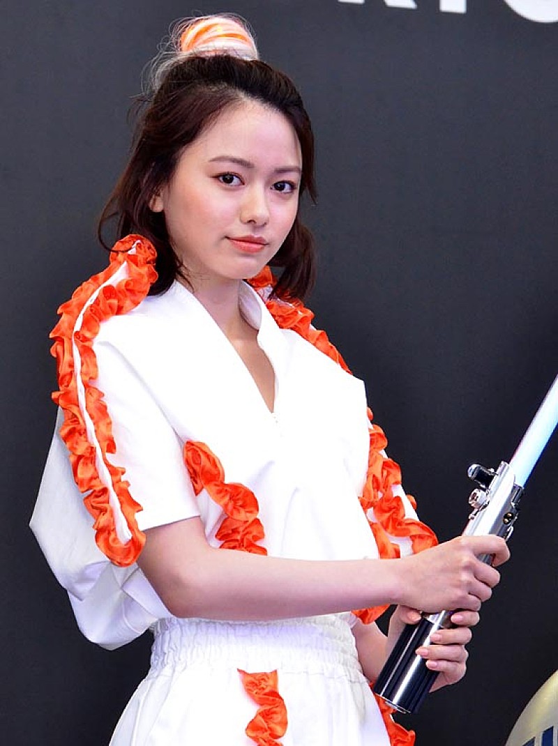 「「スタ－・ウォ－ズの日」カイロ・レンが日本初お披露目　山本舞香＆池田美優は特製衣装で大はしゃぎ」1枚目/1