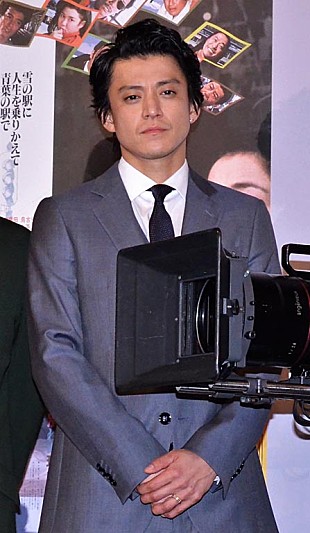 「岡田准一＆小栗旬、フィルムカメラでの撮影実演に大興奮　レンズを通して小栗の“酒量”見抜く」