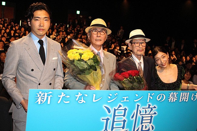 岡田准一「岡田准一「日本のおじいちゃんは元気だぞ」　伝説の降旗、木村コンビと初日を迎え感無量」1枚目/1