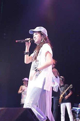 「lecca、ライブツアーが札幌からスタート 新旧27曲を披露」