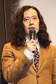 又吉直樹「ピ－ス又吉、初の恋愛小説『劇場』を発売　相方・綾部は「『読まなきゃな』と言っていた」」1枚目/1