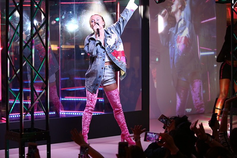 ザラ・ラーソン、H&Mとの“So Good”なスペシャル・ライブ・イベントで圧巻のパフォーマンスを披露 