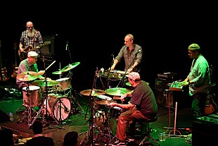 「トータス、境界のない“音楽の解”を繰り出すステージに陶酔」