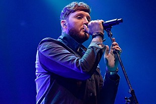 「ジェイムス・アーサーの初来日ツアーがスタート、クリーン・バンディットのカヴァーも披露」