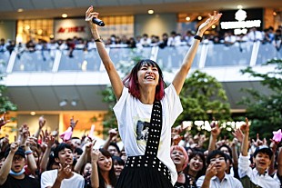 「LiSA アコースティック編成のリリイベ！ 荘厳且つパラフルな生歌を披露」