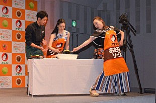 「小原正子、荒川静香と“アラカワオハラ”を結成！？　むちゃ振りに応えて“イナバウア－”を披露」