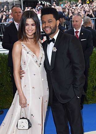 「セレーナ・ゴメス、ザ・ウィークエンドとのコラボを否定」